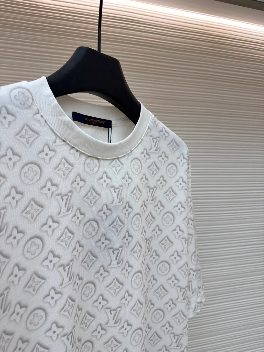 LOUIS VUITTON All-over printed presbyopic short-sleeved T-shirt ●Item No.: 1681546-A15 ●Material: 100% cotton ●Technology: Printing ●Color: White ●Version: Fitted version ●Weight: about 265 grams ●Size: The fabric has been specially treated to present a delicate concave and convex texture. Every letter and pattern is clear and three-dimensional, with a rich touch. The round neck design fits the neck line, the tailoring is neat, and the overall silhouette is simple and elegant. The jacquard process integrates the pattern and fabric through precise weaving control, which not only maintains the visual layering, but also ensures wearing comfort. The stitching on the body is even and neat, about 12 stitches per inch, ensuring a solid structure and not easily deformed. The hem and cuffs are smooth and neat, and the edges are clean and neat, reflecting the exquisite craftsmanship of clothing. The overall design is low-key yet luxurious, combining classic presbyopic elements with modern tailoring, which is not only suitable for daily wear, but also demonstrates quality and taste in the details. The overall wiring is straight and delicate, the fabric is comfortable and soft, and the color is consistent without color difference. It can be matched with the same style to create a fashionable look and control various occasions. Customized accessories, complete with three standards, same style for men and women!